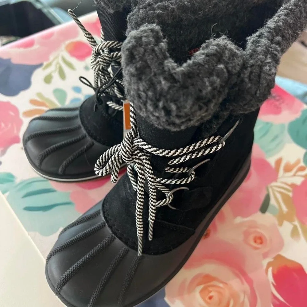 N/A black boots